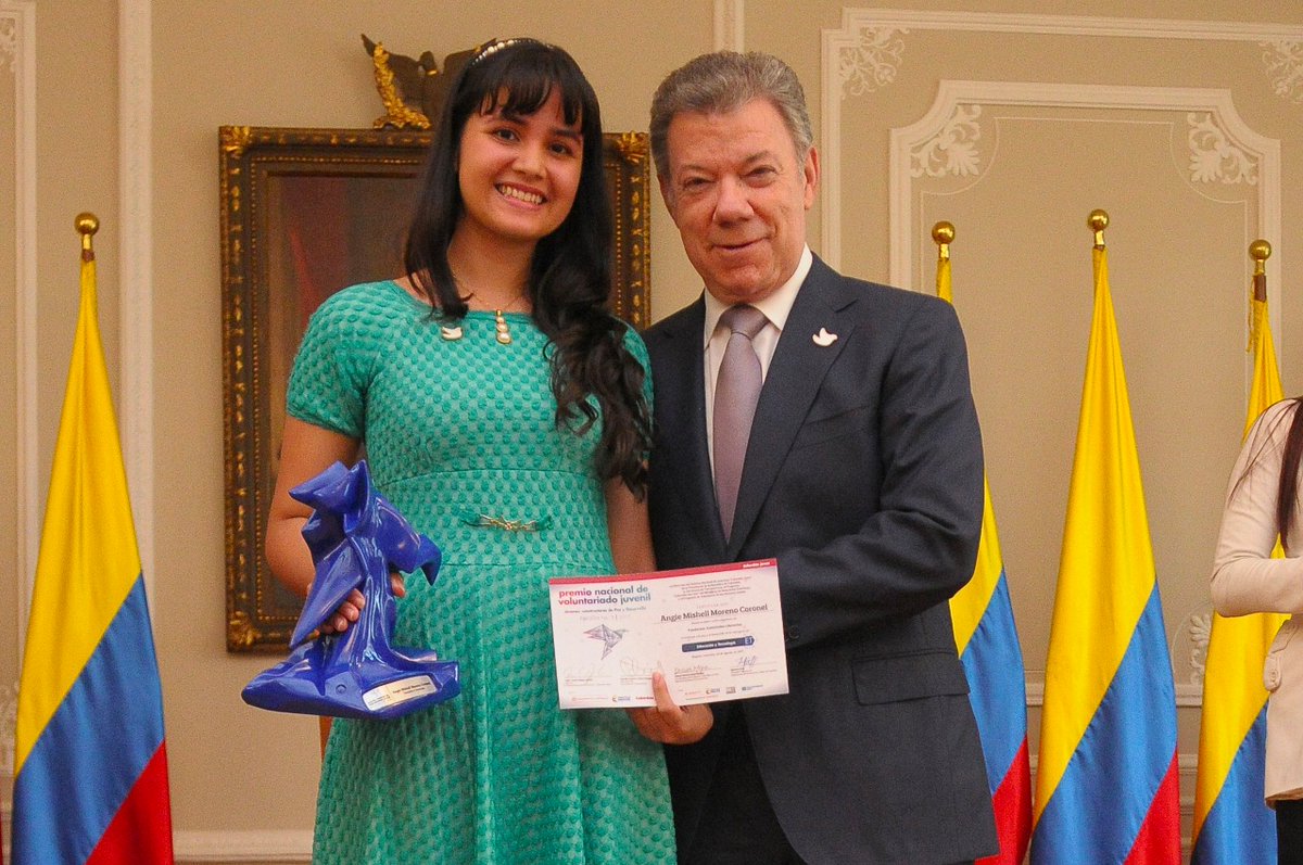 Cucutea recibi premio de manos del Presidente Santos