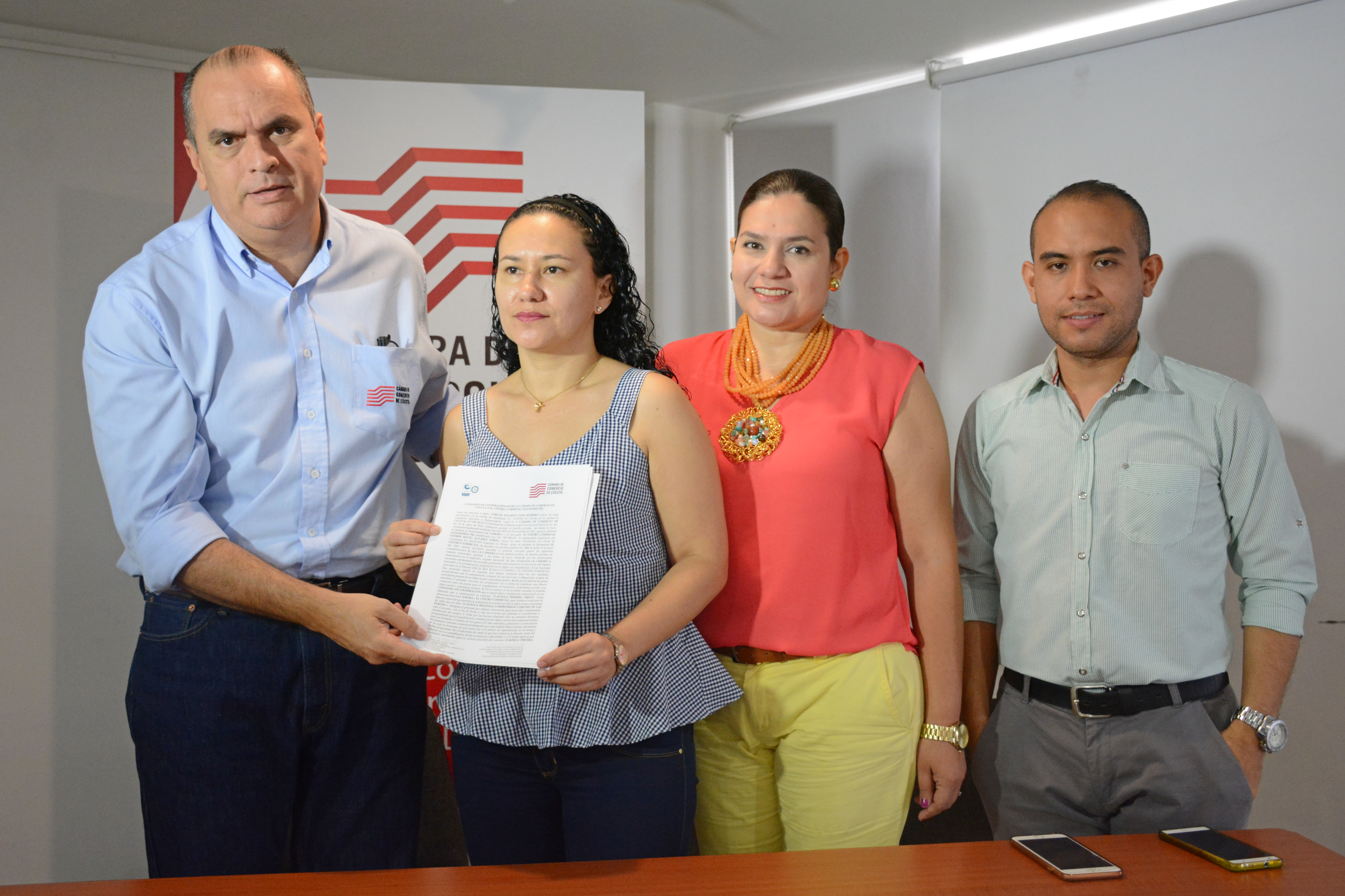 Firma del convenio interinstitucional con el Centro Comercial Alejandra