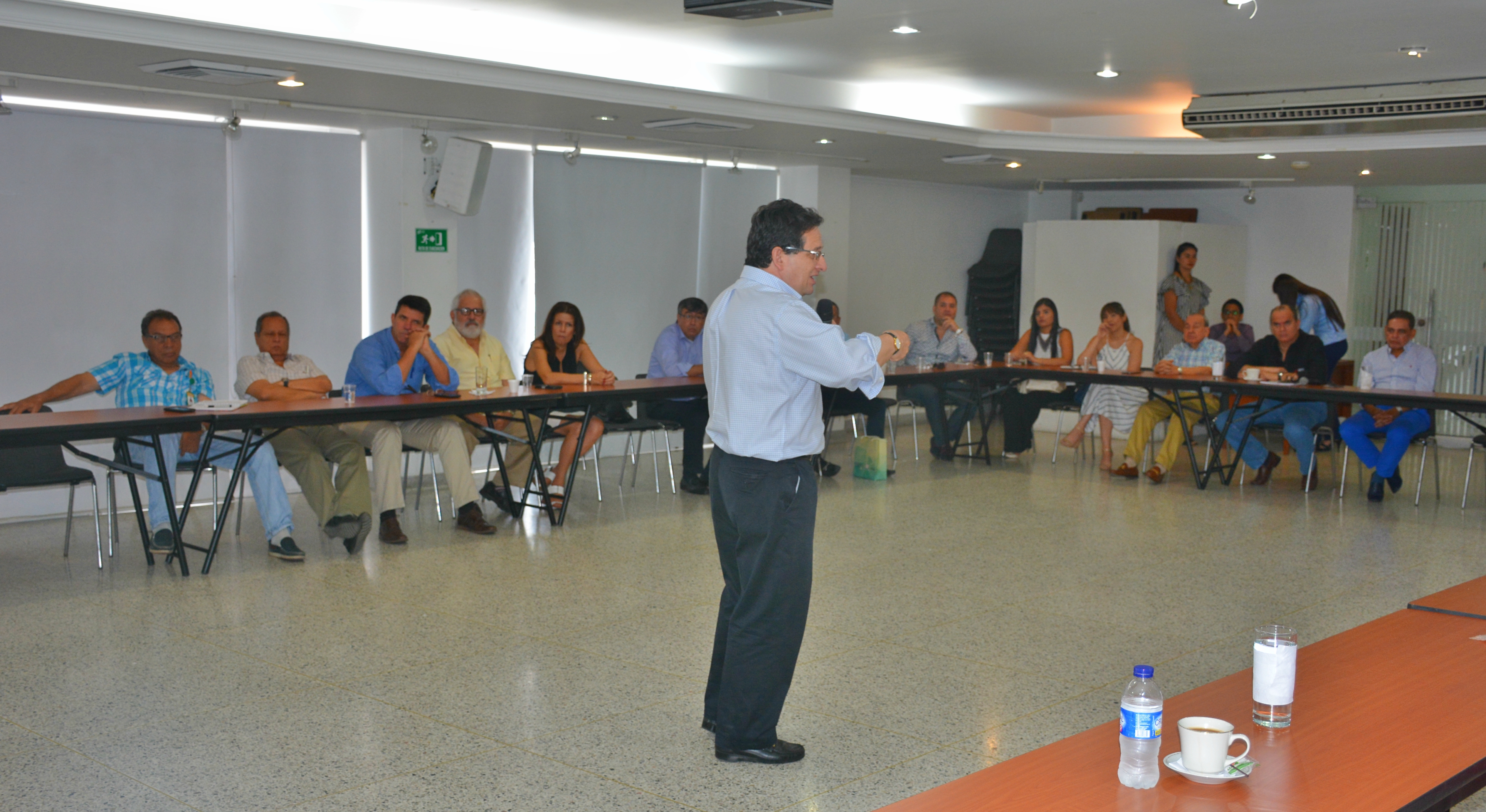 Gremios y empresarios se reunieron con el embajador Lozano